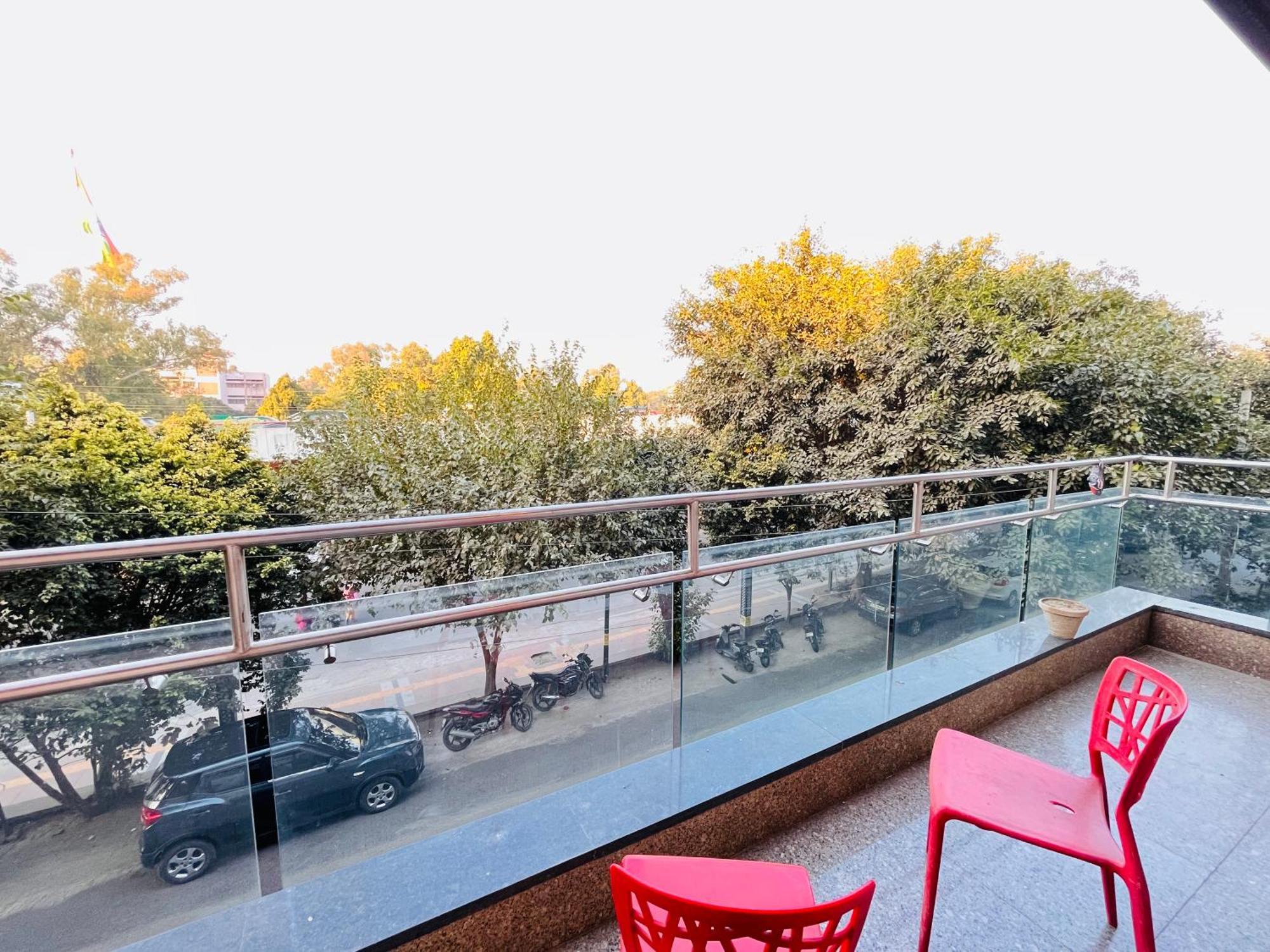 Bed & Breakfast Isuites Residency New Delhi