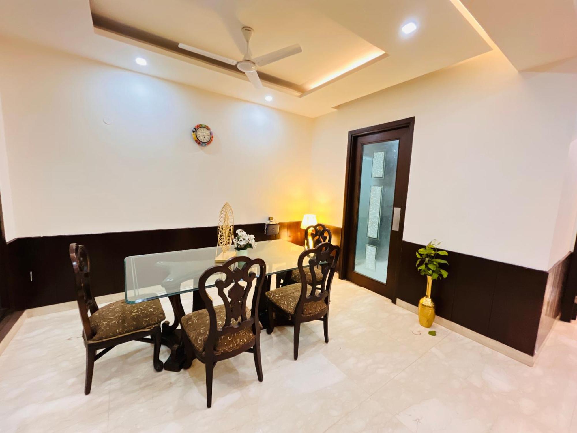 Isuites Residency * New Delhi